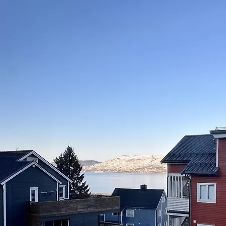 Modern Two Bedroom Close To Center דירה