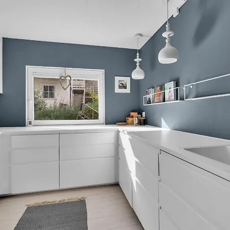 Modern Two Bedroom Close To Center *