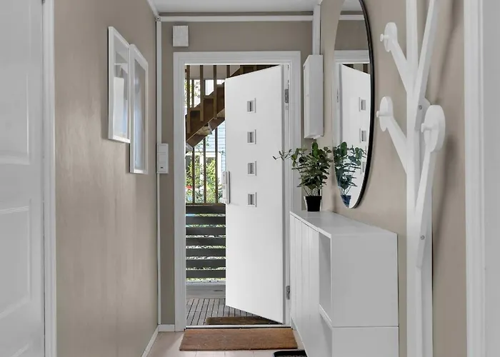 Modern Two Bedroom Close To Center