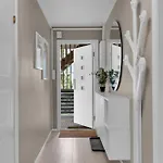 Modern Two Bedroom Close To Center