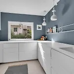 Modern Two Bedroom Close To Center *